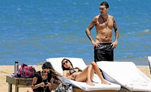 Marcelo Tinelli y Sol Calabró, mimosos en las playas de La Boyita