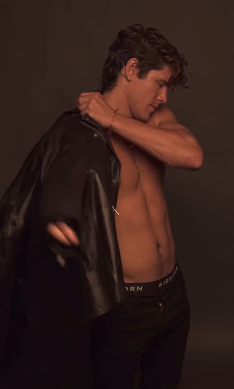 Marcos Ginocchio posteó un sensual video modelando: torso desnudo, campera de cuero y mucha picardía