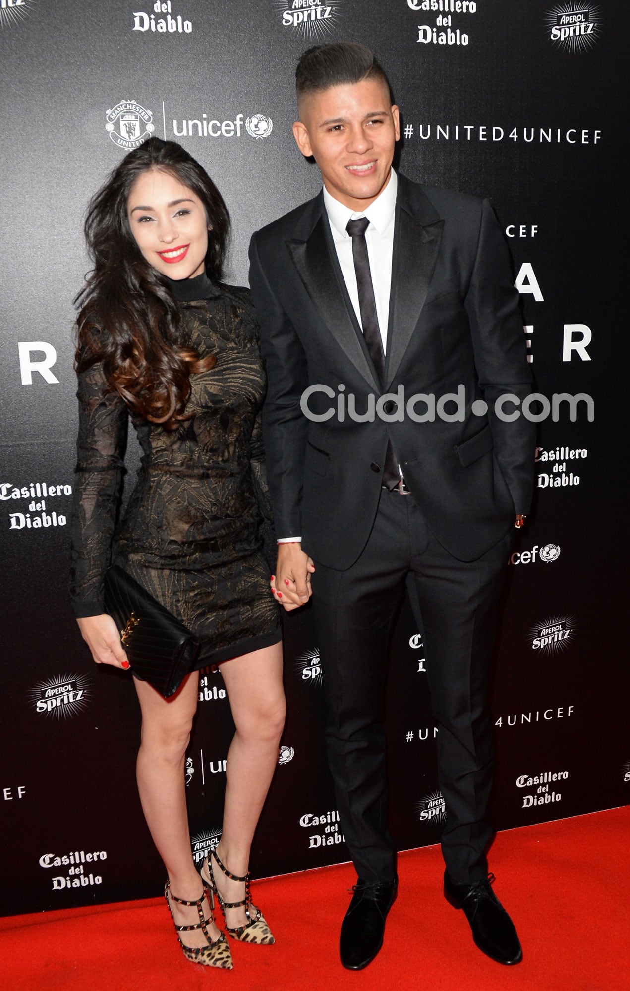 Marcos Rojo y su mujer también dijeron presente (Fotos: AFP). 