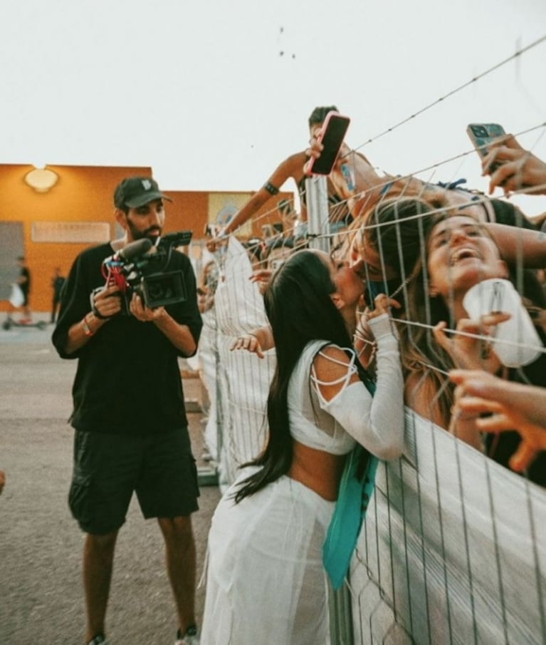 María Becerra besó en la boca a una fan tras un show en España: la foto