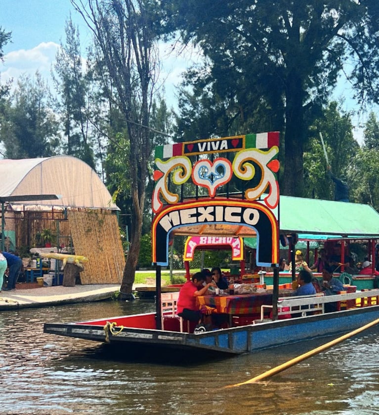 María Becerra compartió las excéntricas fotos de su viaje a México para promocionar su nueva canción