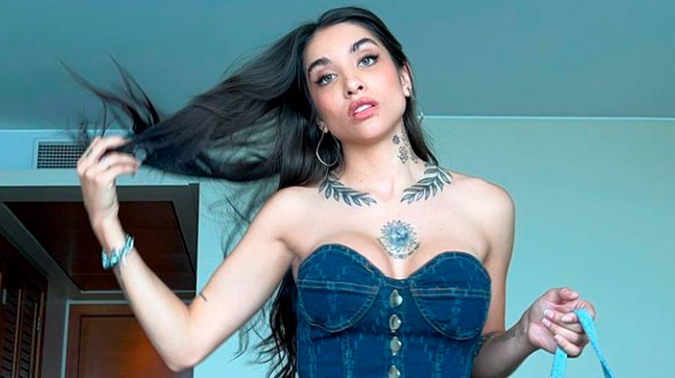 María Becerra impactó con un sensual look “total denim”.