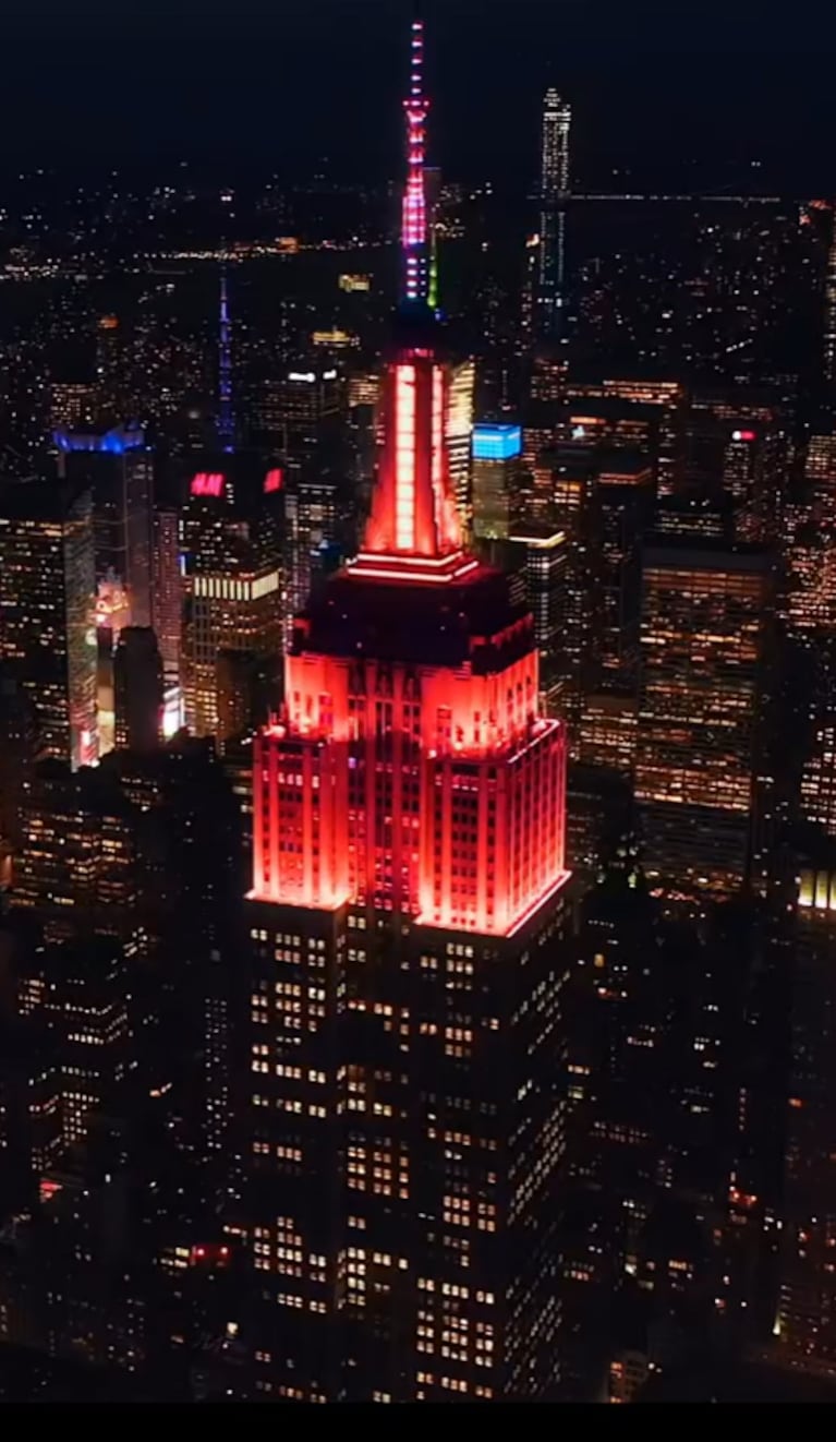 María encendió las luces del Empire State.