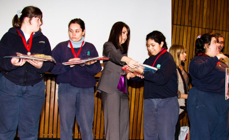 María Laura Santillán en su rol solidario.