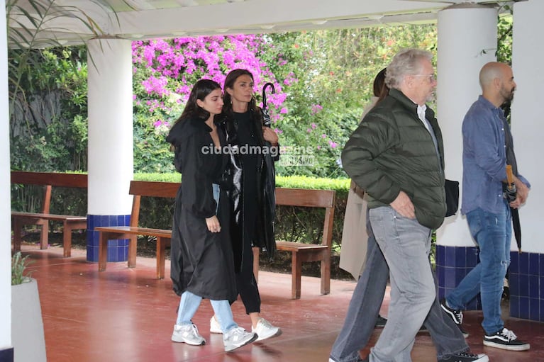 Mariana Arias y su hija Paloma en la despedida a Ricardo Piñeiro (Foto: Movilpress)