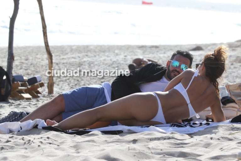 Mariana Brey y su novio, muy enamorados en Punta del Este: risas cómplices y charlas frente al mar 