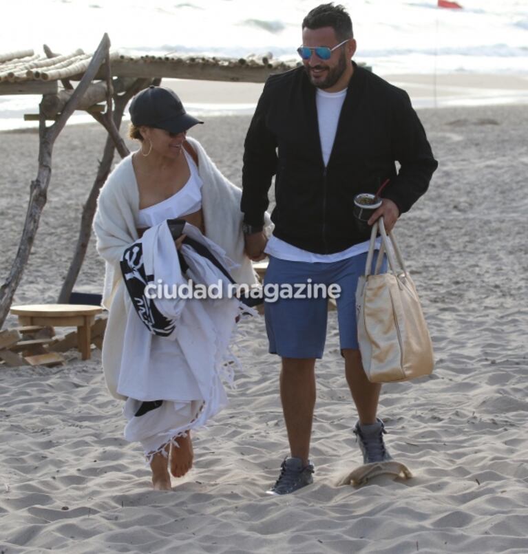 Mariana Brey y su novio, muy enamorados en Punta del Este: risas cómplices y charlas frente al mar 