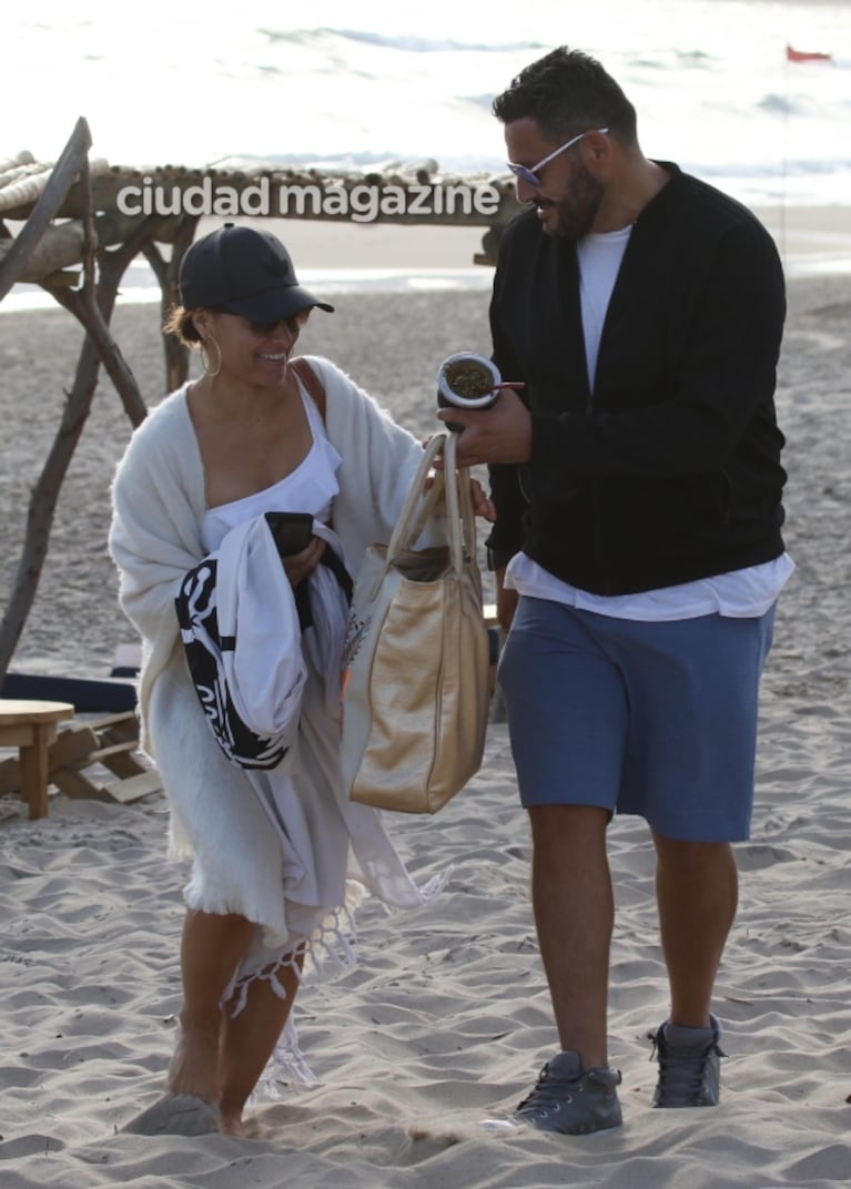 Mariana Brey y su novio, muy enamorados en Punta del Este: risas cómplices y charlas frente al mar 