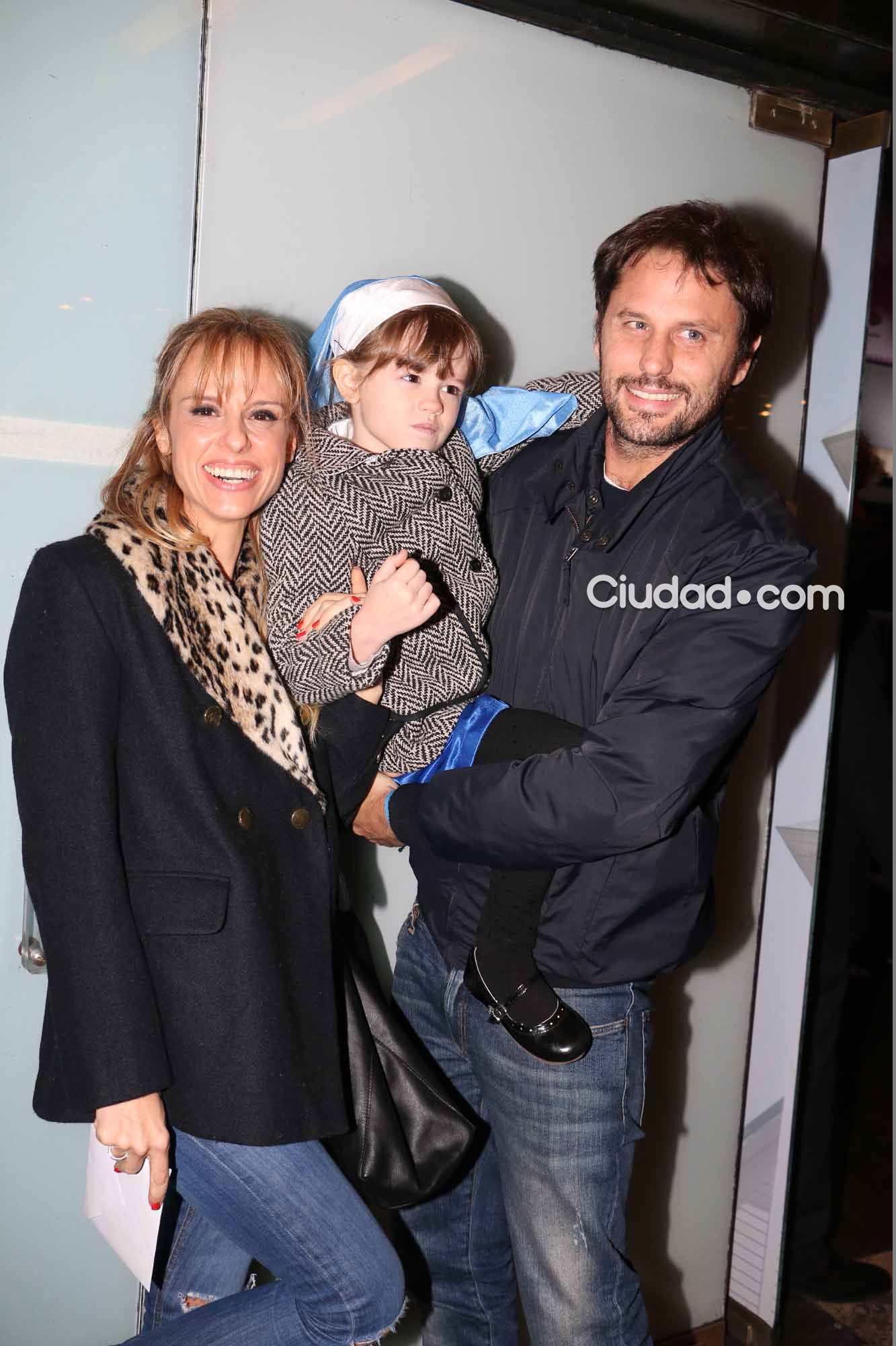  Mariana Fabbiani y familia, en el estreno de Esperanza Mía, el musical (Foto: Movilpress)