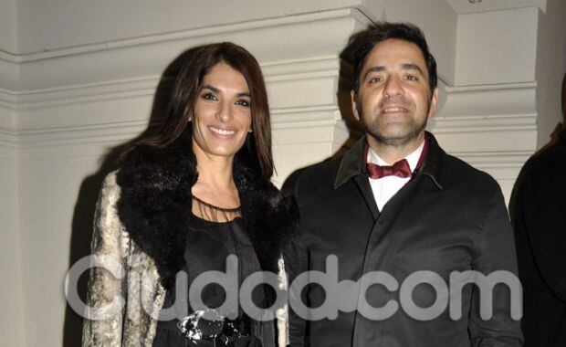 Mariano Iúdica de moñito y con su mujer, Romina Propato. (Foto: Jennifer Rubio-Ciudad.com)