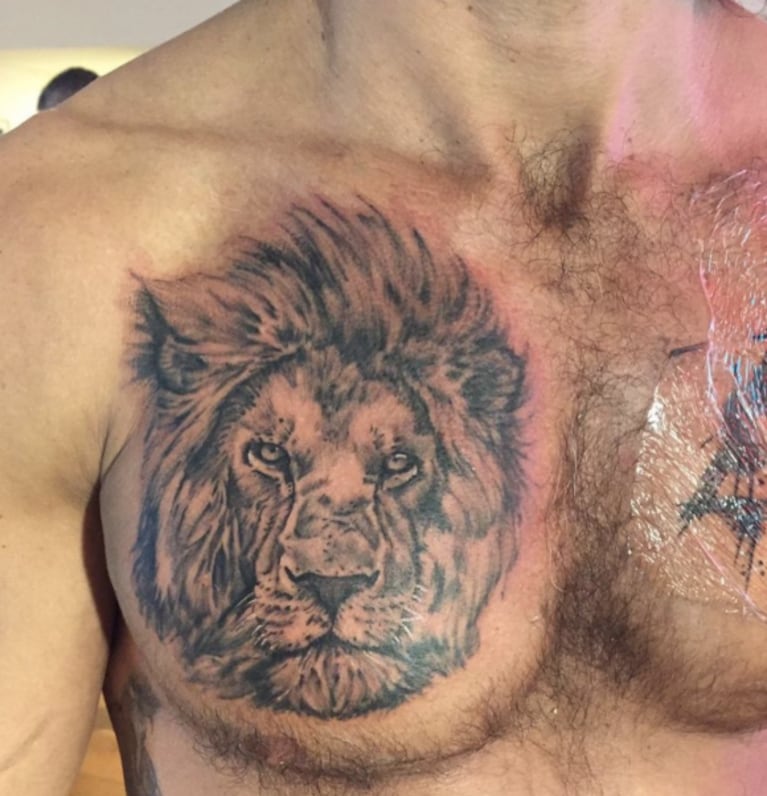 Mariano Martínez se tatuó un llamativo león en el pecho que estrenará en La Academia: "Fuerza y libertad"