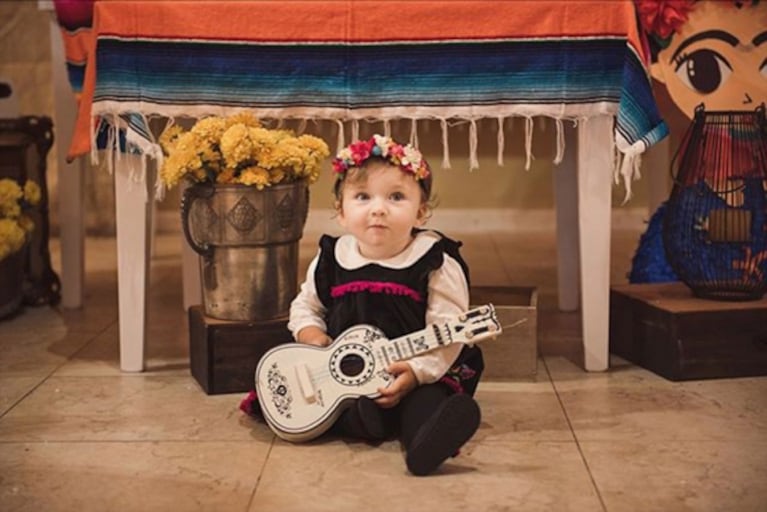  Mariano Martínez y Camila Cavallo celebraron el bautismo y el primer año de su hija Alma con temática de Coco