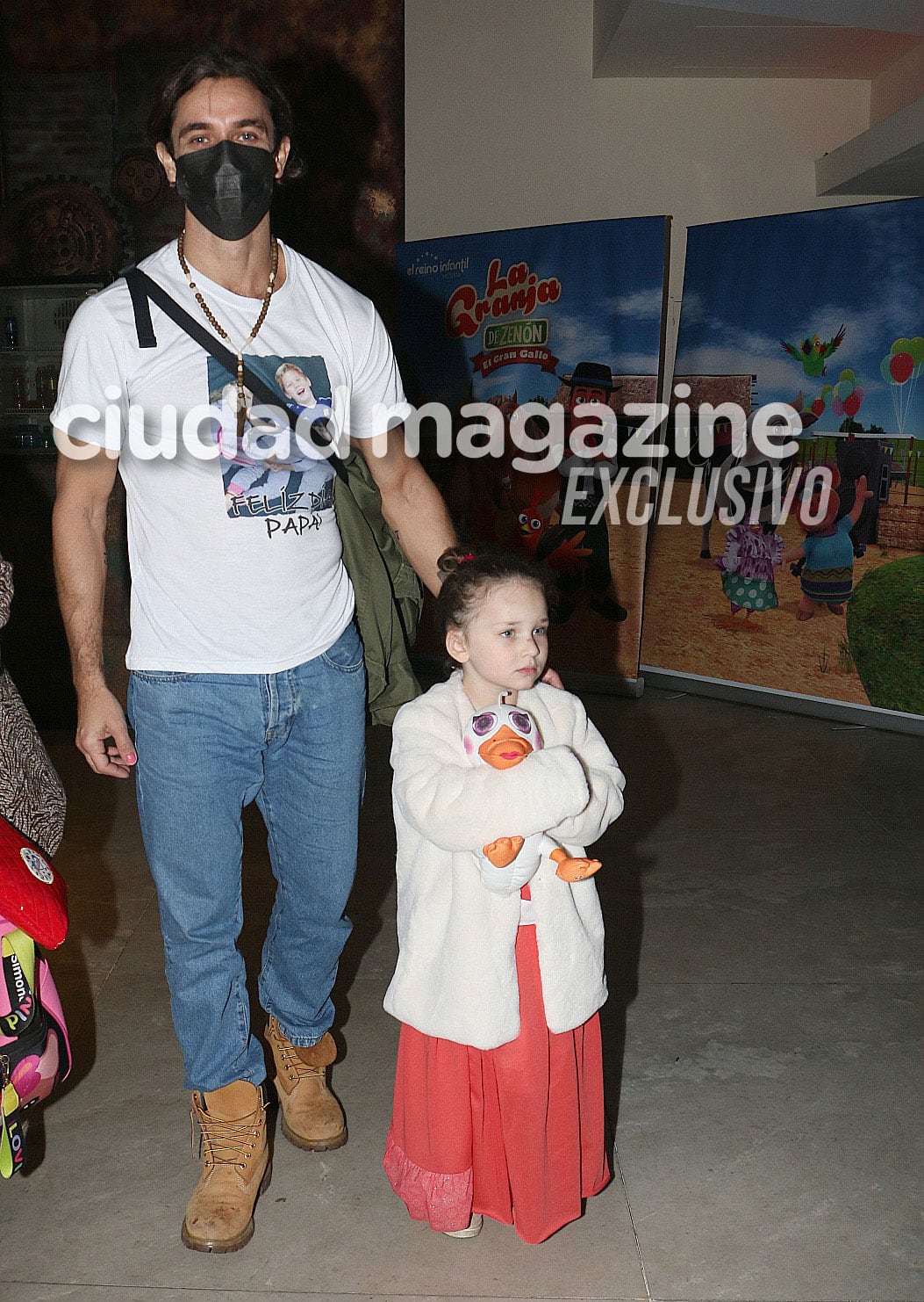 Mariano Martínez y una tarde de teatro con su hija y sus amigos, Gabriela Sari y Rulo. Foto: Movilpress