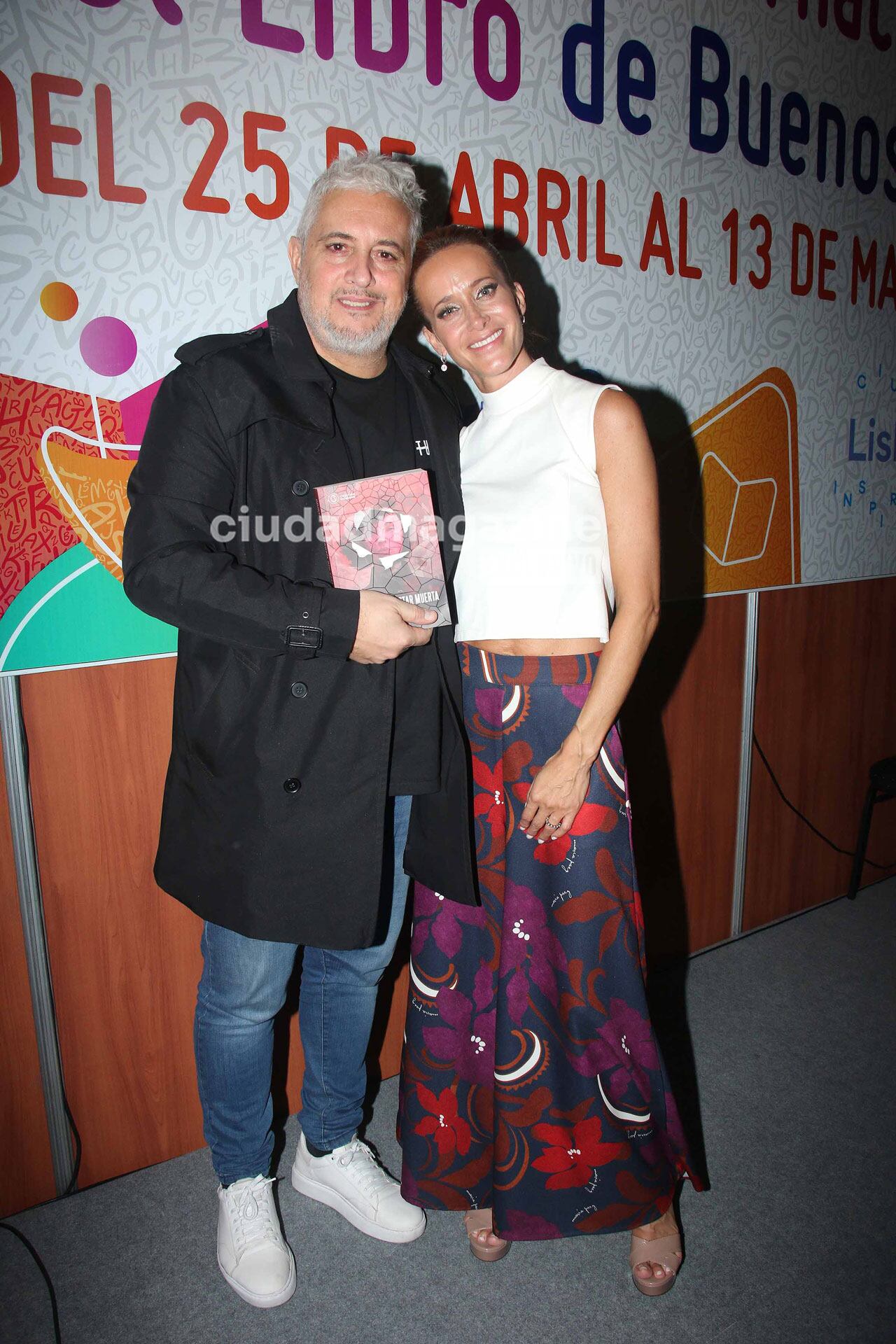 Mariano Peluffo y Julieta Prandi en la Feria del Libro. (Foto: Movilpress)