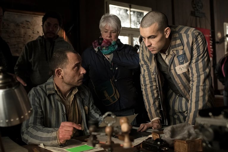 Mario Casas y Mar Tarragona en el detrás de escenas de "El Fotógrafo de Mauthausen"