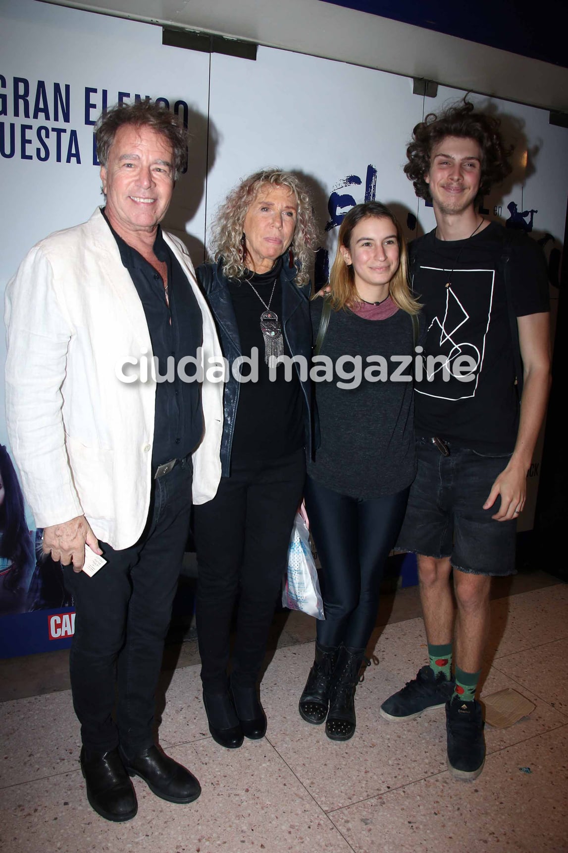 Mario Pasik y familia, en el estreno de El violinista en el tejado. Foto: Movilpress.