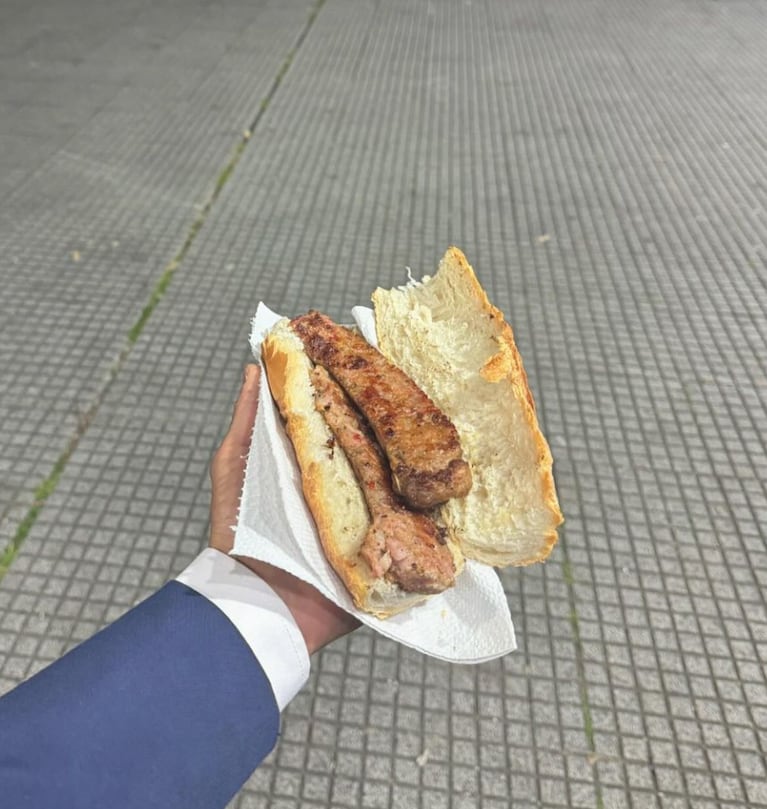 Martín terminó solo y comiendo un choripán en La Costanera.