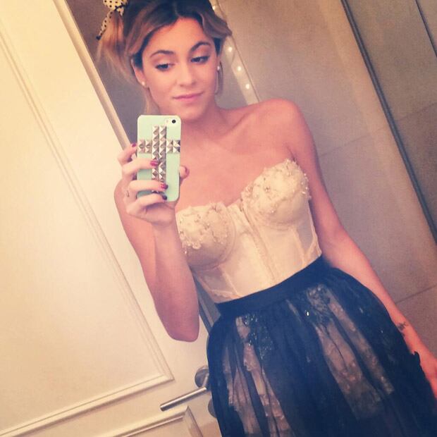 Martina Stoessel, selfie al espejo, antes de la red carpet.