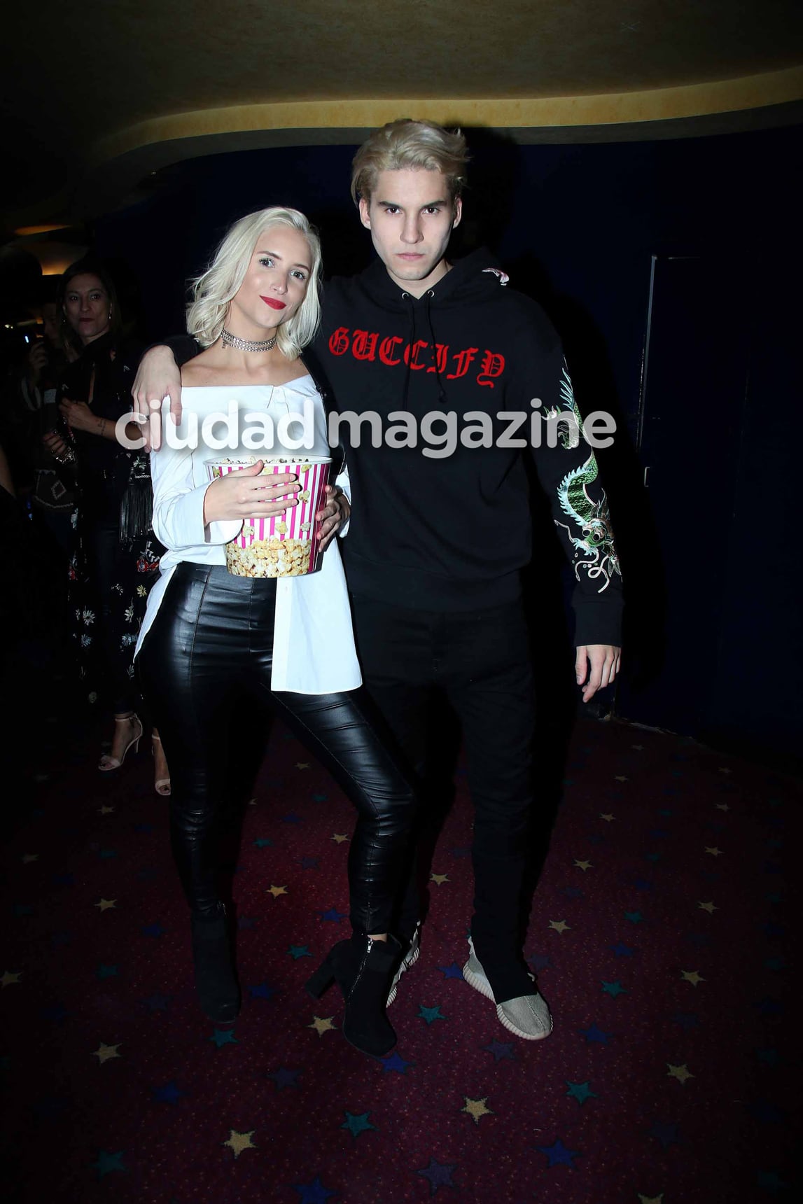 Martina Villar y Francisco Tinelli en la avant premier de La Reina del Miedo. (Foto: Movilpress)