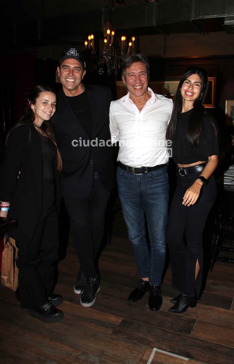 Matías Alé y Martina Vignolo, Fabián Gianola y su pareja en el Buenos Aires Fashion Bloom SS25 (Foto: Movilpress).