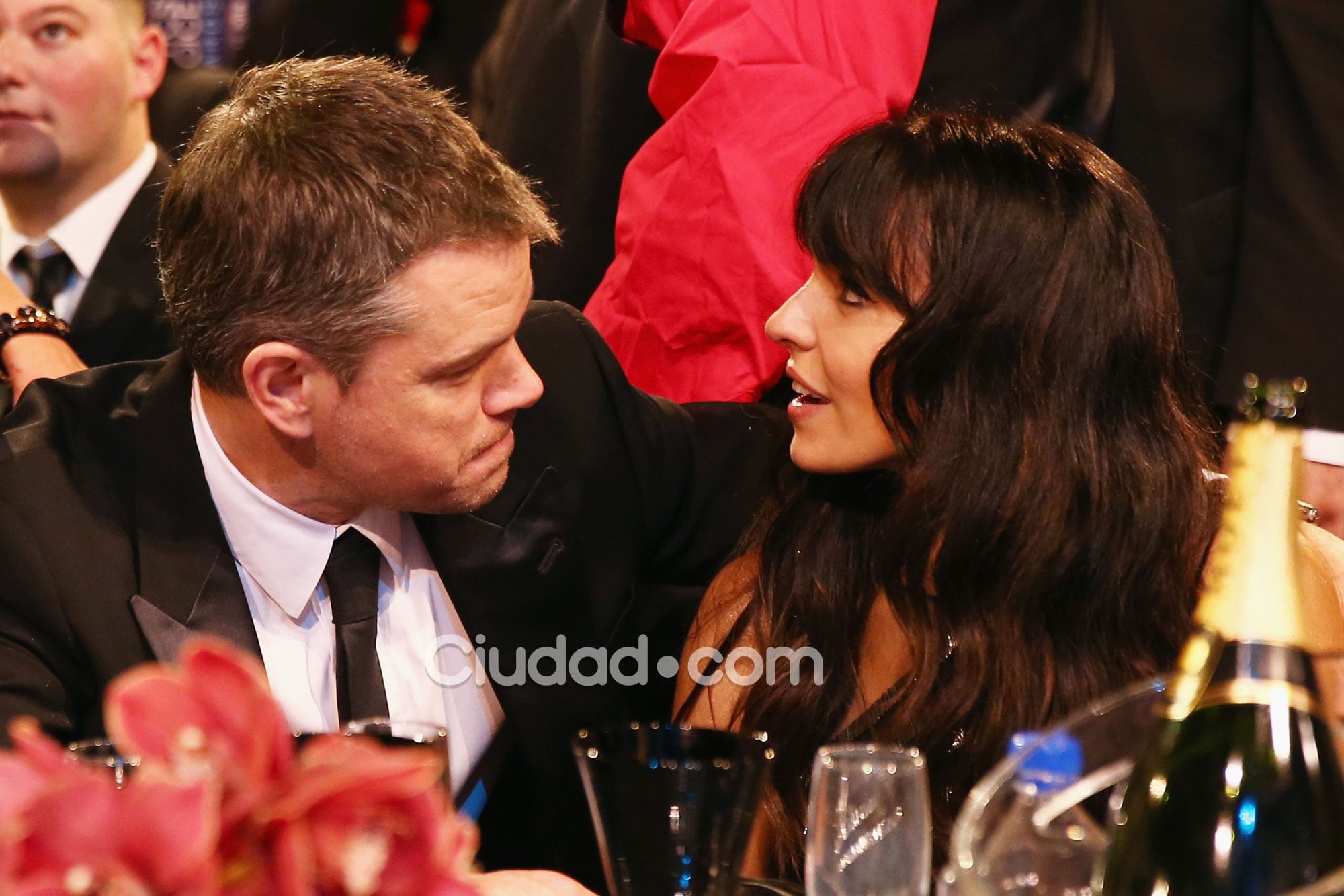 Matt Damon y su mujer, acaramelados en la entrega de premios (Fotos: AFP).  