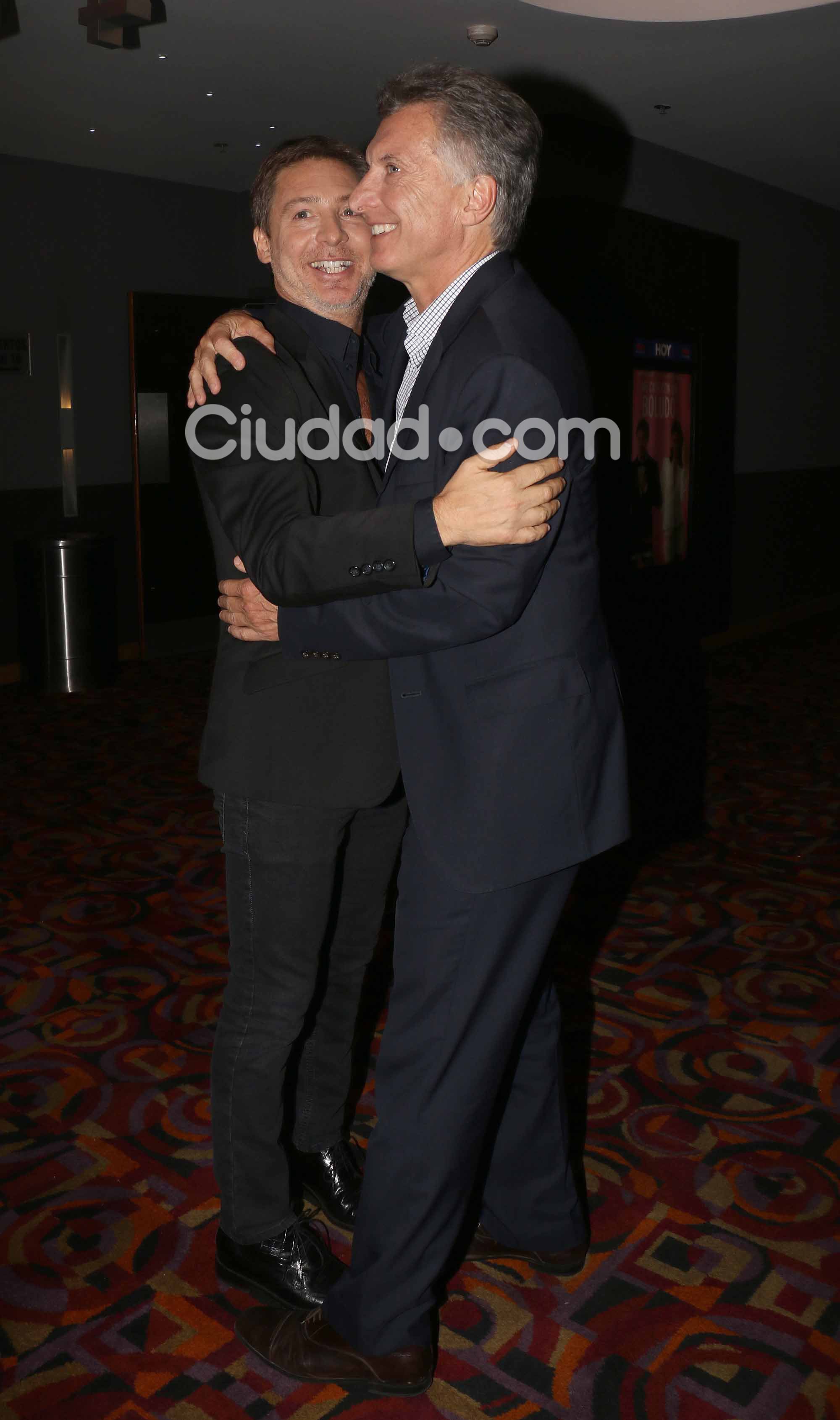 Mauricio Macri con Adrián Suar en la avant premier. Foto: Movilpress-Ciudad.com.