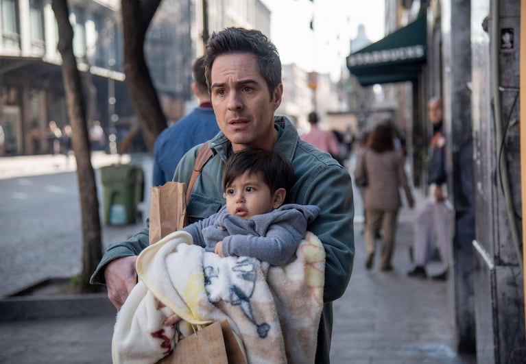 Mauricio Ochmann como Alex en "Ahí te encargo".