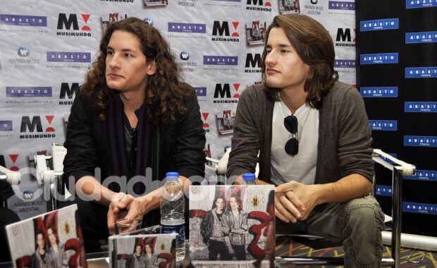 Mauricio y Ricky con su nuevo disco. (Foto: Jennifer Rubio).