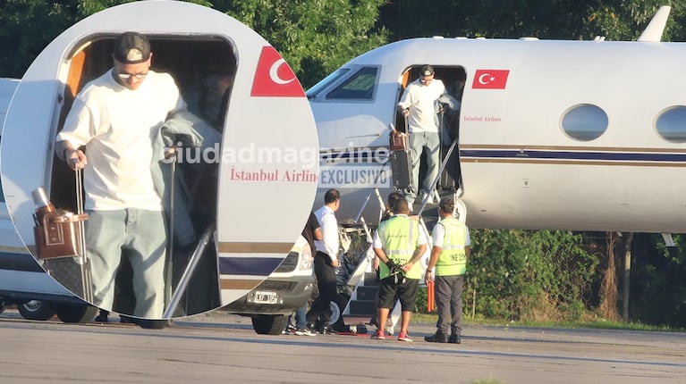 Mauro Icardi baja del avión privado que lo trajo de Turquía (RS Fotos)