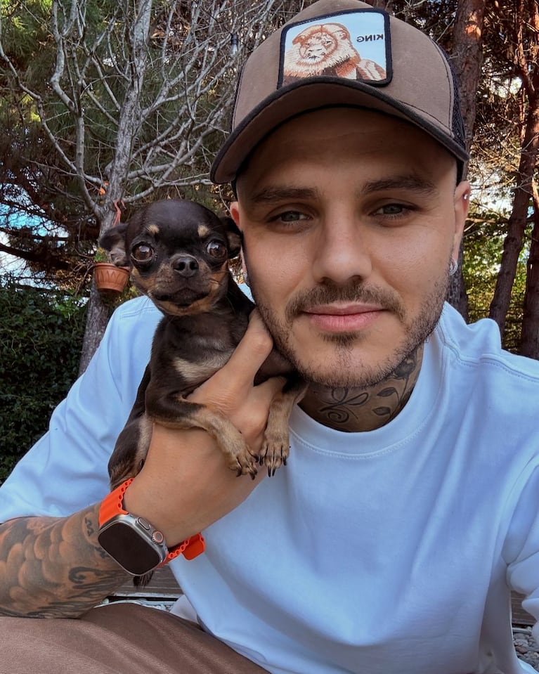 Mauro Icardi con uno de los cachorros que Wanda Nara reclama para sus hijas.