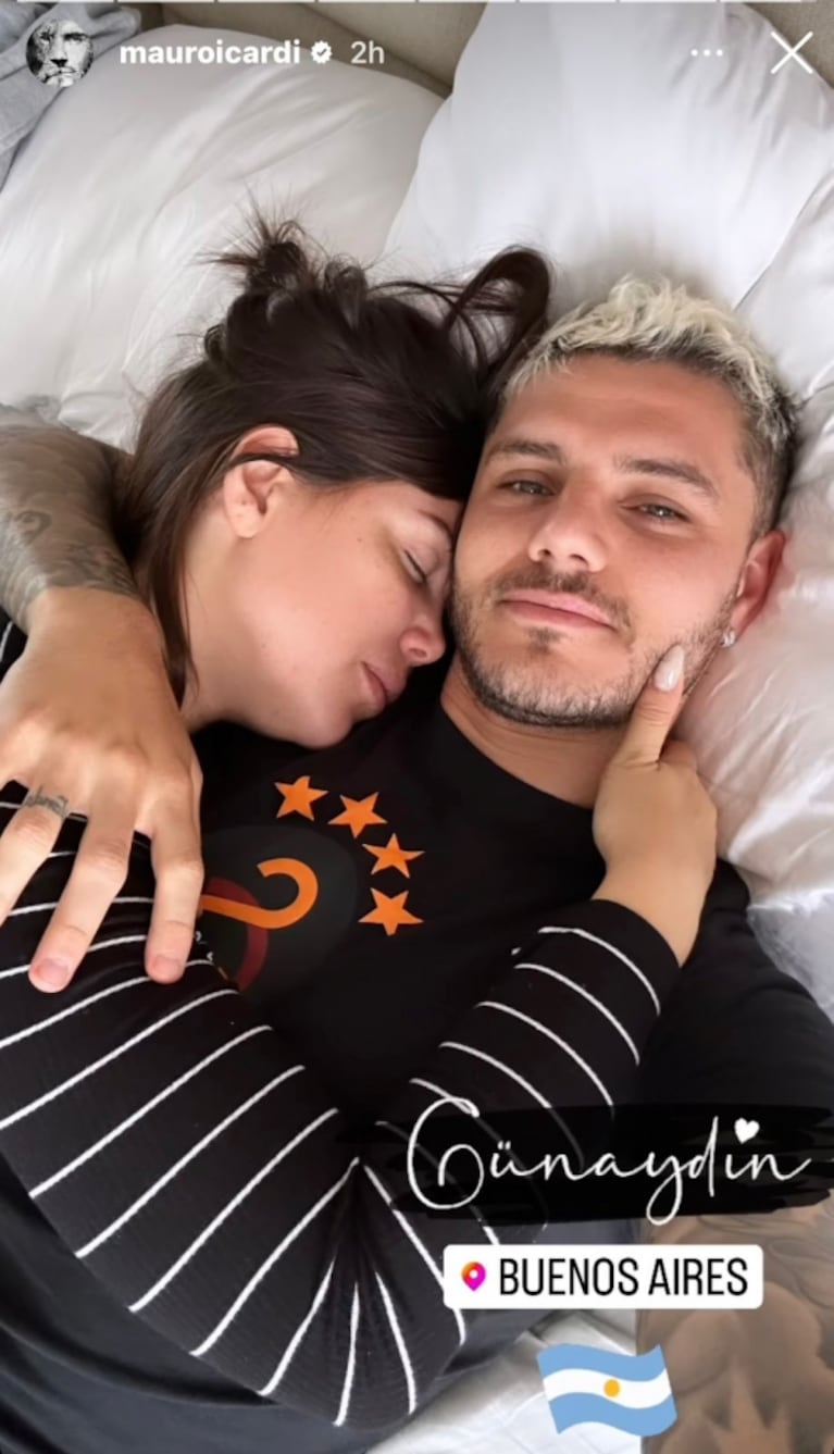 Mauro Icardi publicó una foto con Wanda Nara desde la cama tras su regreso a la Argentina