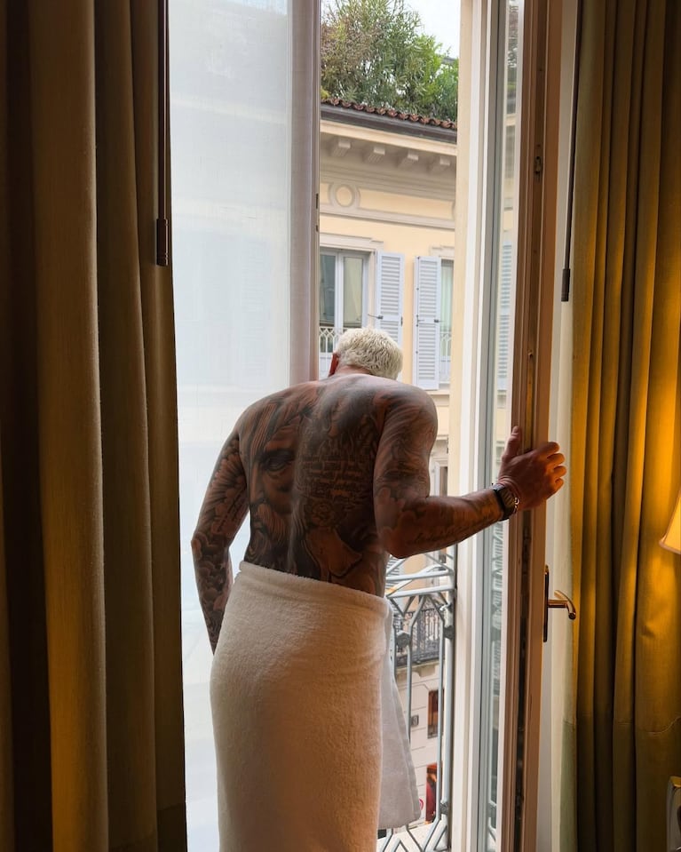 Mauro Icardi se asoma a la ventana semidesnudo en la imagen que causó revuelo en las redes