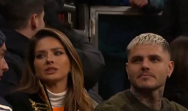 Mauro Icardi y China Suárez este lunes mirando un partido del Galatasaray.