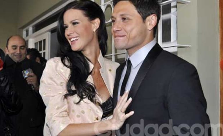 Mauro Zárate y Natalie Weber, en su casamiento por civil del año pasado. (Foto: Jennifer Rubio)