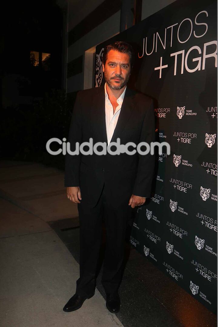 Maxi Ghione, traje negro y camisa blanca en Tigre. (Foto: Movilpress)