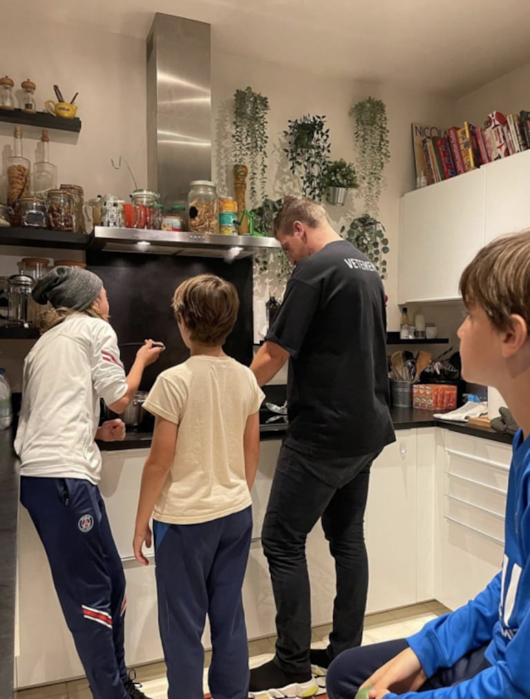 Maxi López se mostró cocinando con sus hijos, en medio de la fuerte crisis de pareja de Wanda Nara y Mauro Icardi: "Con los tanitos"