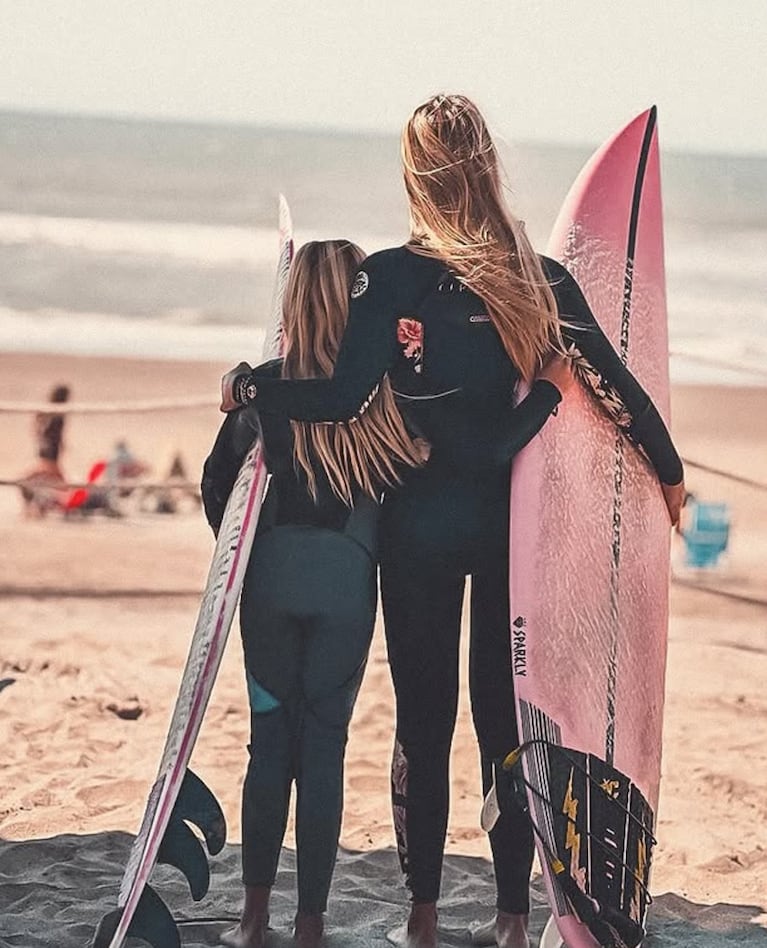 Melina haciendo surf.