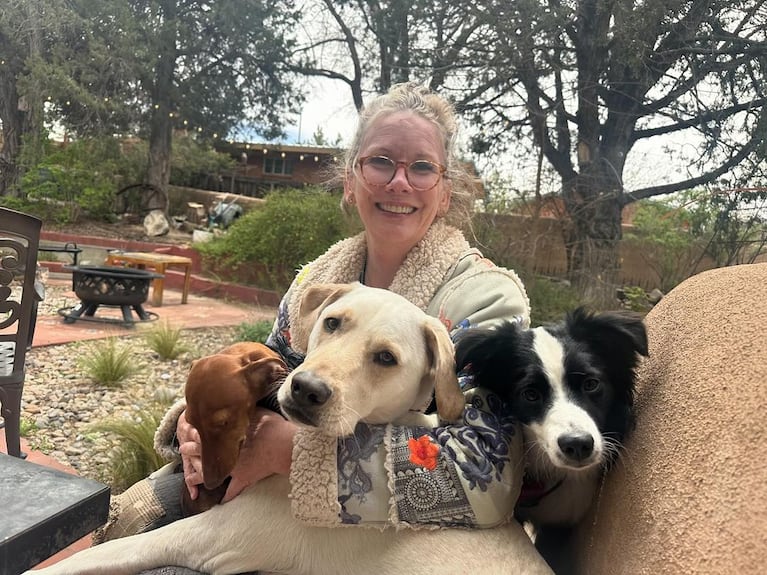 Melissa Gilbert con sus mascotas en su cabaña.