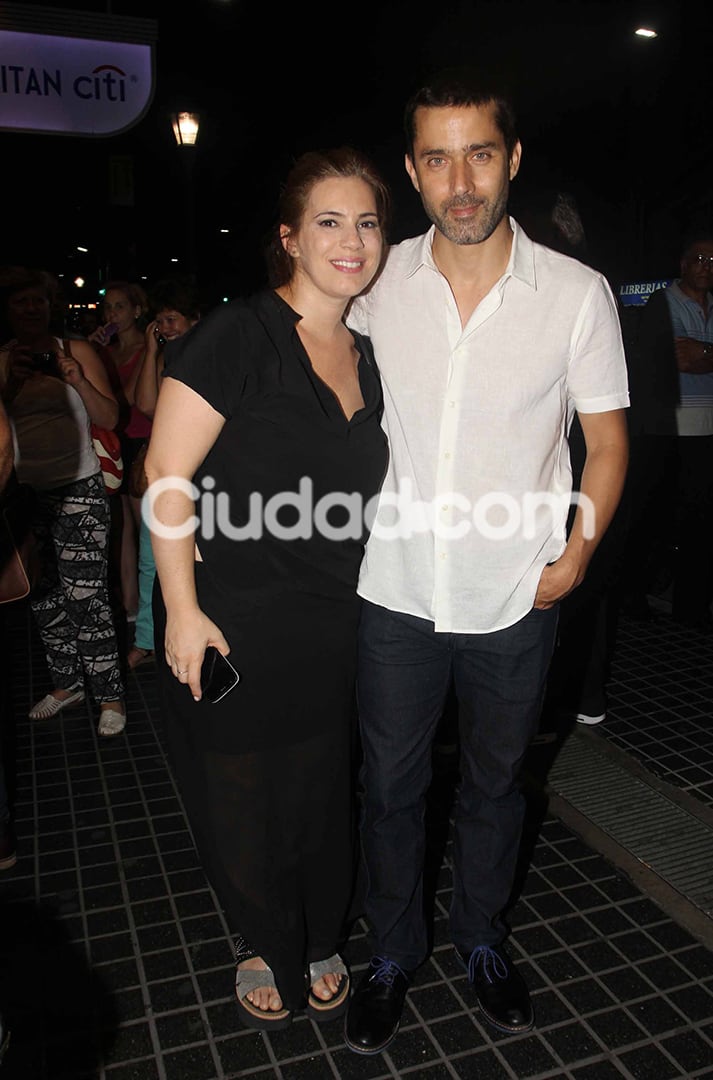 Mey Scápola y Mariano Castro, enamorados en el teatro (Fotos: Movilpress). 