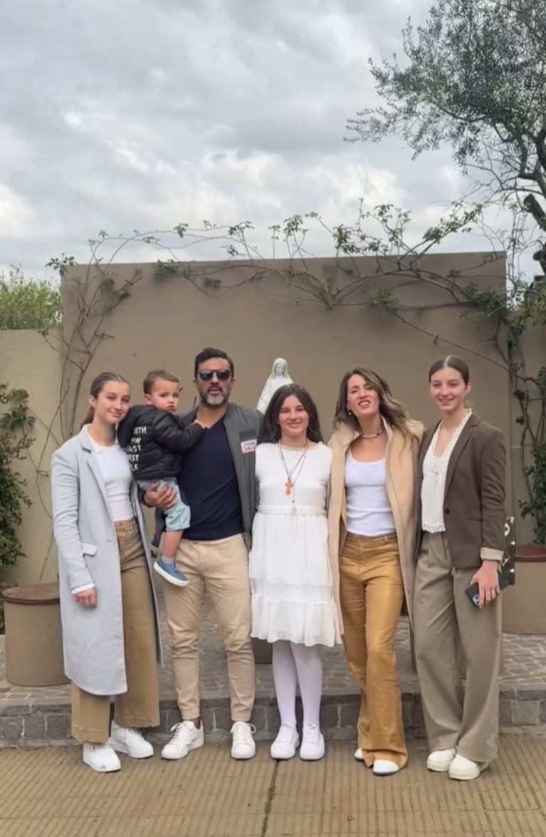 Mica, Fabián y las hijas de él en la comunión de Sienna.