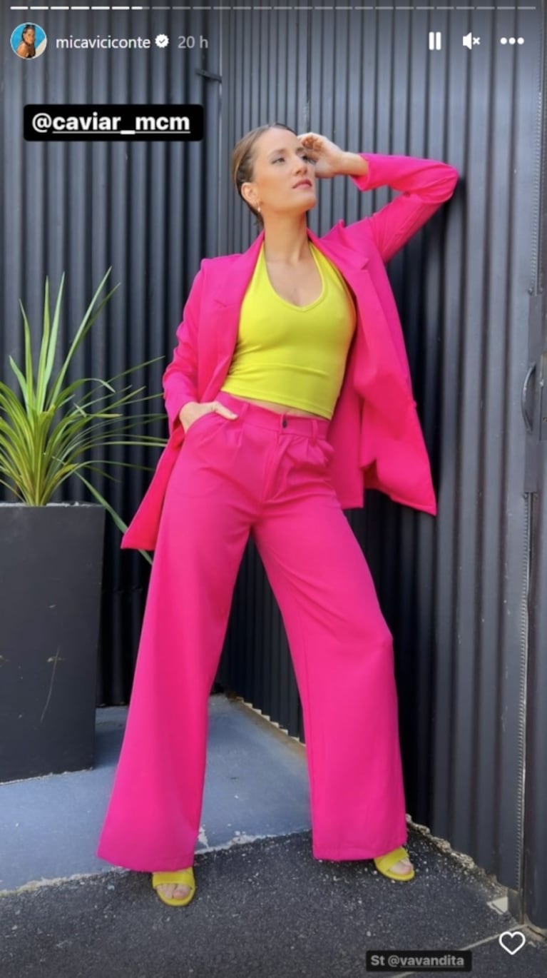 Mica Viciconte combinó su look a todo color: pantalón fucsia y top amarillo