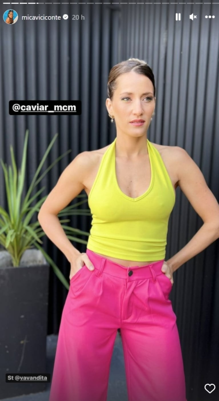 Mica Viciconte combinó su look a todo color: pantalón fucsia y top amarillo