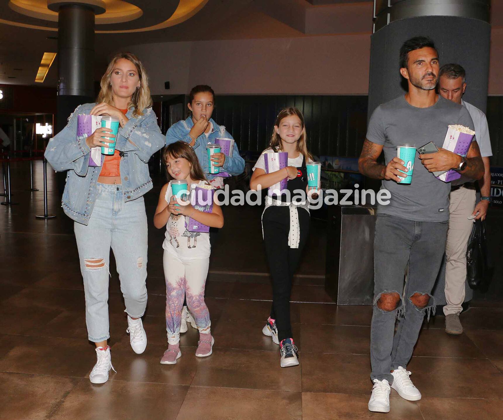 Mica Viciconte con Fabián Cubero y sus hijas, Indiana, Sienna y Allegra en la avant premier de Unidos (Foto: Movilpress)