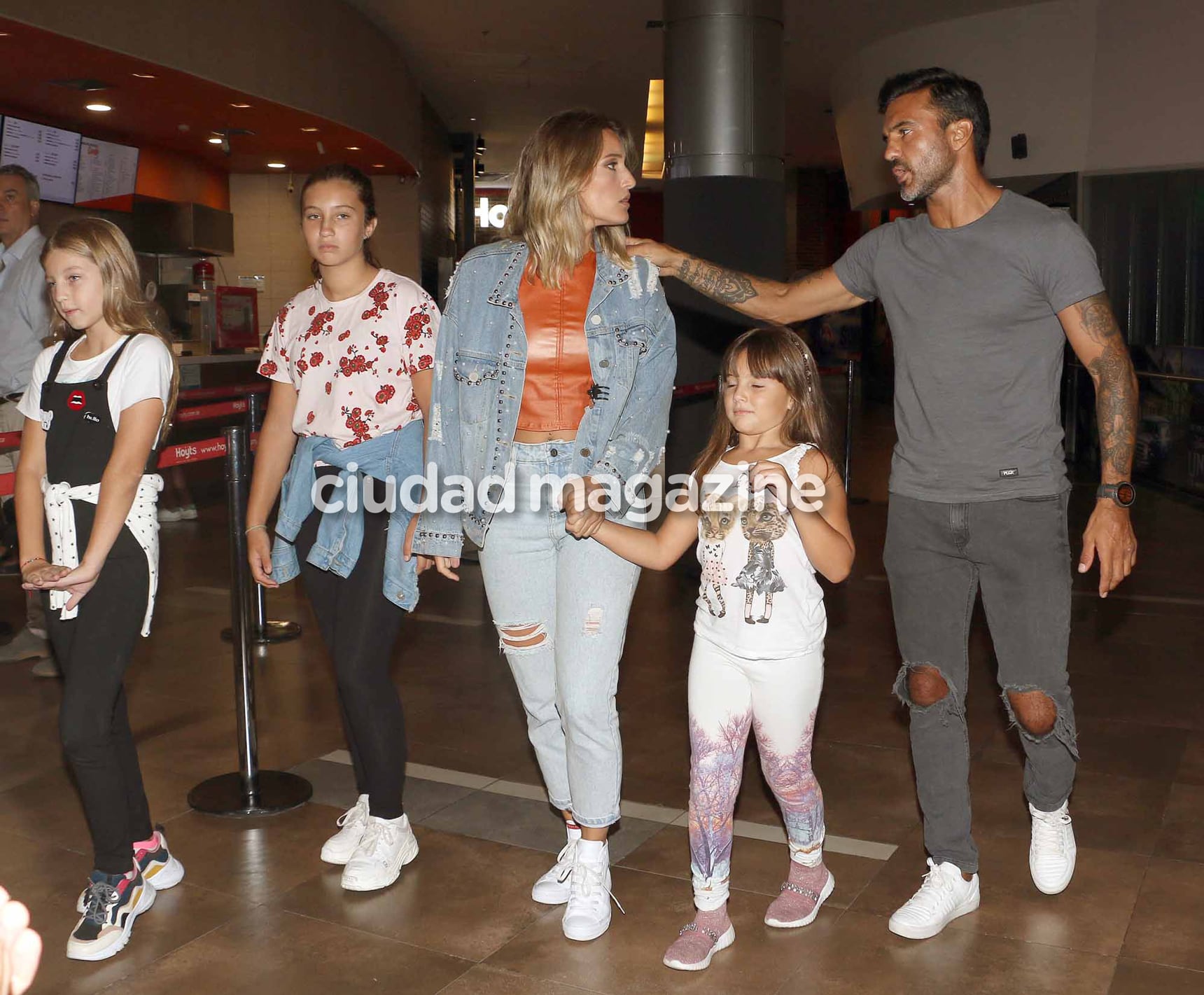 Mica Viciconte con Fabián Cubero y sus hijas, Indiana, Sienna y Allegra en la avant premier de Unidos (Foto: Movilpress)