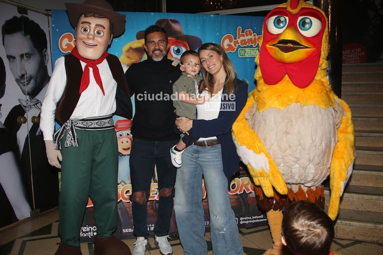 Mica Viciconte, Fabián y Luca Cubero en el estreno de la Granja de Zenón (Foto: Movilpress).