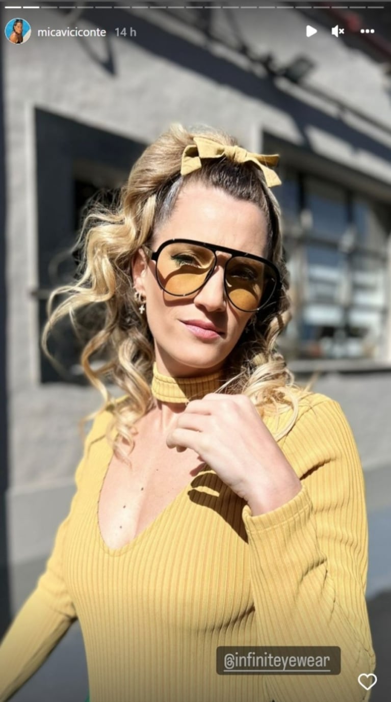 Mica Viciconte impactó con su look: moño, bucles y outfit en amarillo y verde