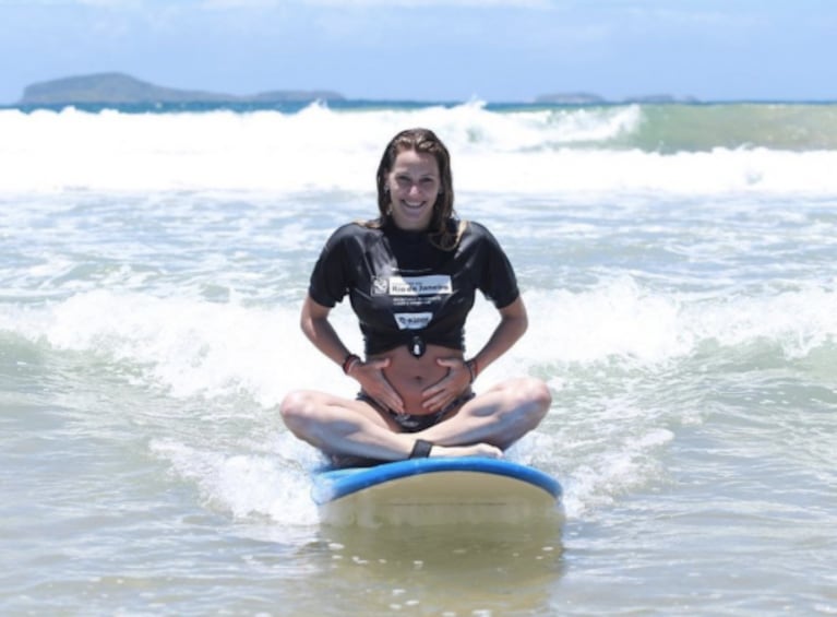 Mica Viciconte se animó al surf en Brasil y lució su pancita arriba de la tabla: "Desconectar, sentir y vivir"