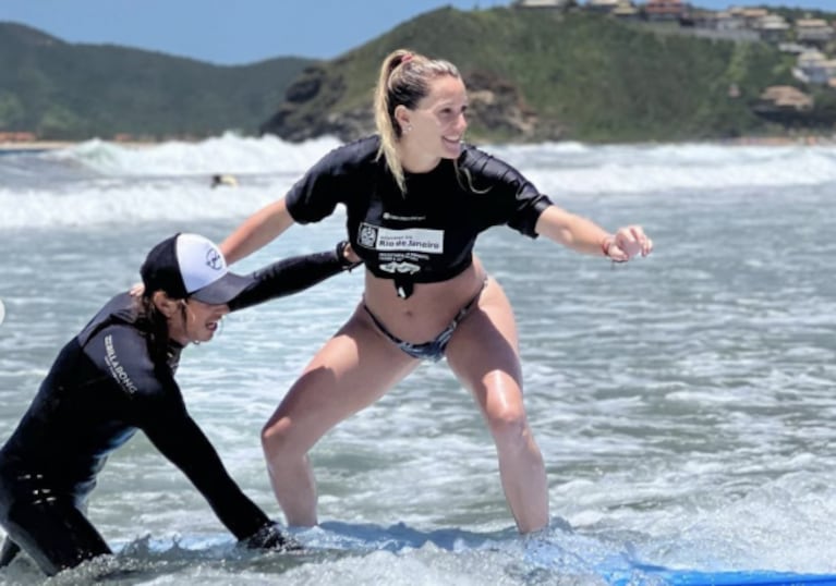 Mica Viciconte se animó al surf en Brasil y lució su pancita arriba de la tabla: "Desconectar, sentir y vivir"