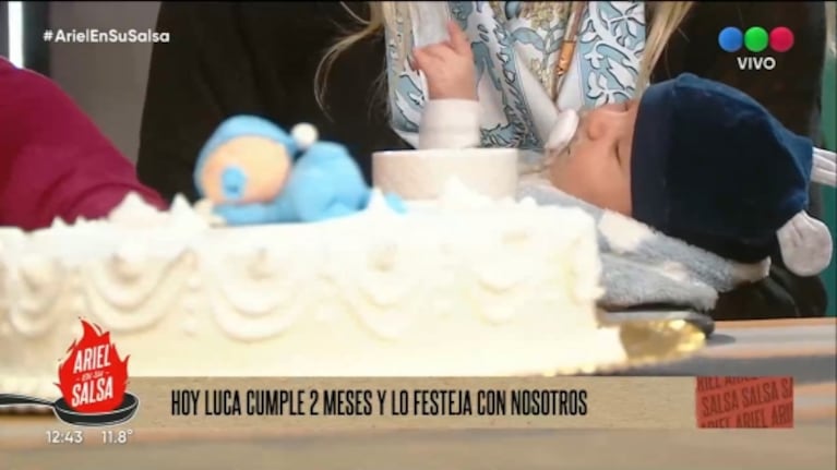 Mica Viciconte y Fabián Cubero fueron sorprendidos con una torta para Luca, que cumplió dos meses