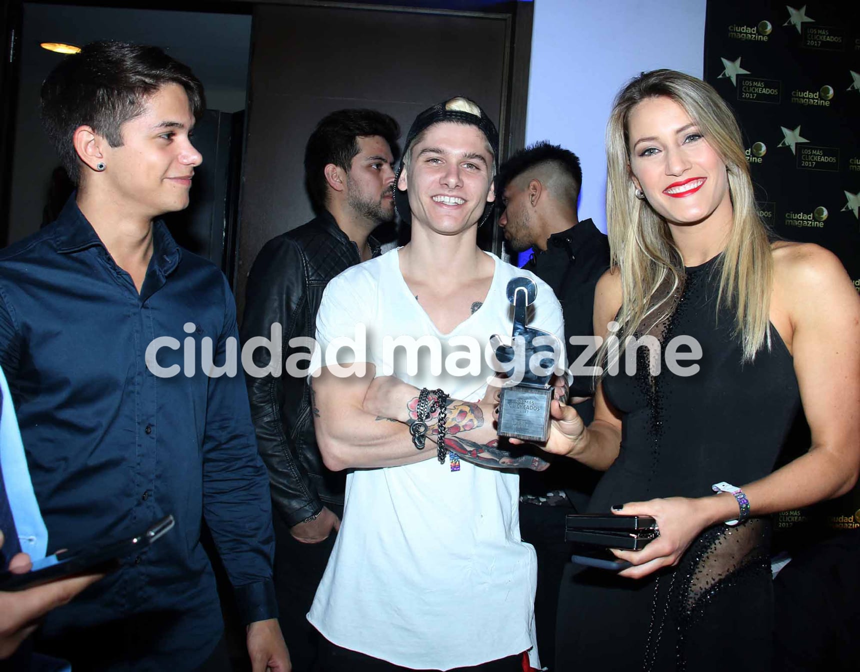 Mica Viciconte y los chicos de Combate. (Foto: Movilpress)